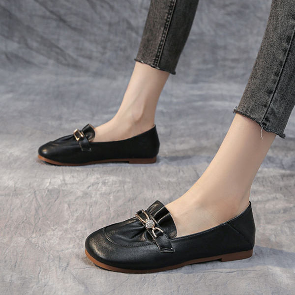 Γυναικεία casual παπούτσια με μεταλλικά στοιχεία και φλατ σόλα