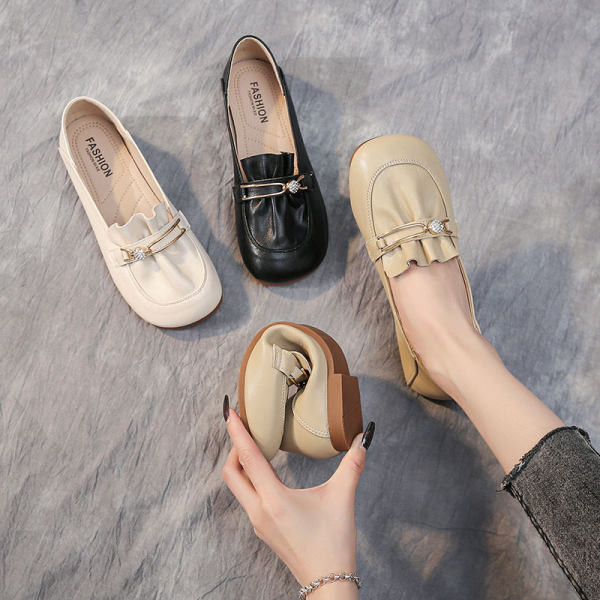 Γυναικεία casual παπούτσια με μεταλλικά στοιχεία και φλατ σόλα