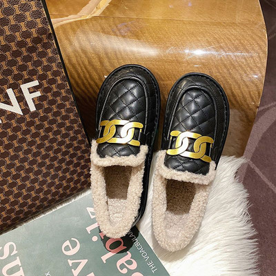 Γυναικεία καπιτονέ παπούτσια με χρυσή αλυσίδα