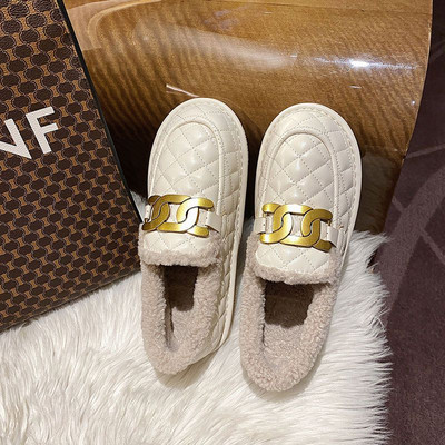 Γυναικεία καπιτονέ παπούτσια με χρυσή αλυσίδα