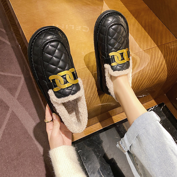 Γυναικεία καπιτονέ παπούτσια με χρυσή αλυσίδα