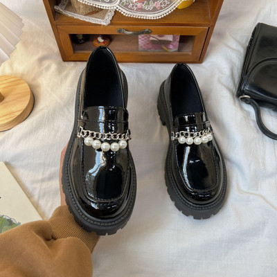 Stilingi moteriški batai su metaline grandinėle ir perlais