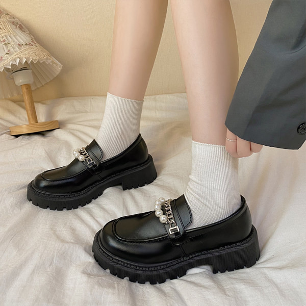 Stilingi moteriški batai su metaline grandinėle ir perlais