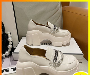 Sieviešu apavi ar raupju zoli un metāla elementiem