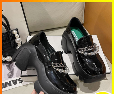 Sieviešu apavi ar raupju zoli un metāla elementiem