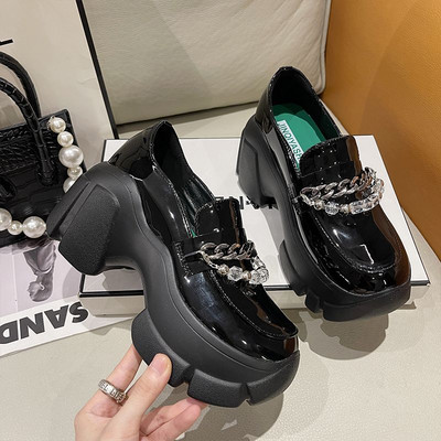 Sieviešu apavi ar raupju zoli un metāla elementiem