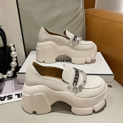 Sieviešu apavi ar raupju zoli un metāla elementiem