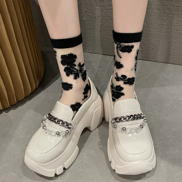 Sieviešu apavi ar raupju zoli un metāla elementiem