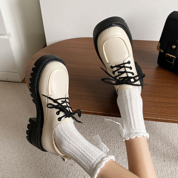 Neformāls sieviešu mokasīna apavu modelis