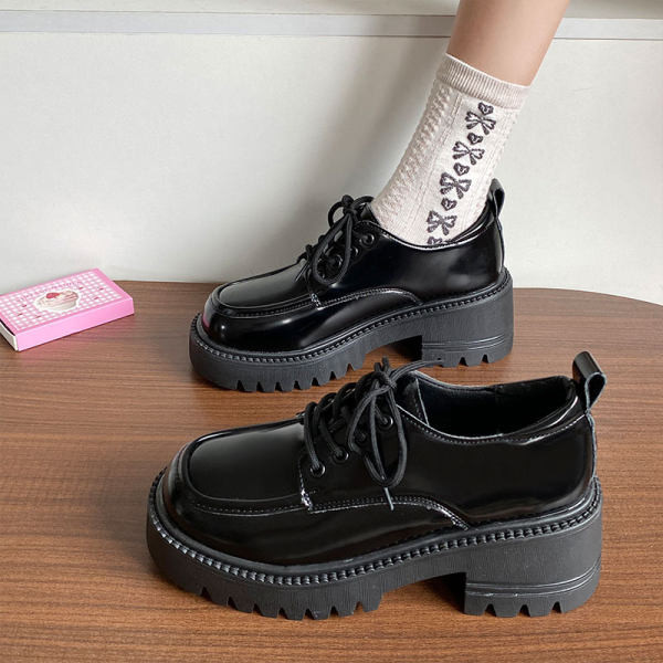 Neformāls sieviešu mokasīna apavu modelis