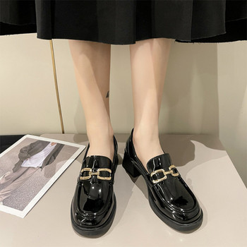 Стилни дамски обувки с метален елемент и висока квадратен ток 5см 