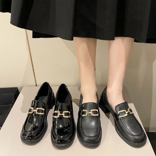 Stilīgas sieviešu kurpes ar metāla elementu un augstu kvadrātveida papēdi 5 cm