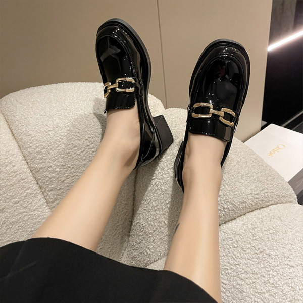 Stilīgas sieviešu kurpes ar metāla elementu un augstu kvadrātveida papēdi 5 cm