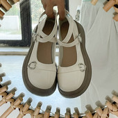 Női cipő magas platformmal és csattal