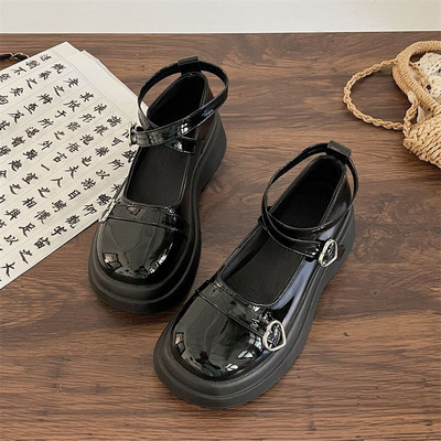 Női cipő magas platformmal és csattal