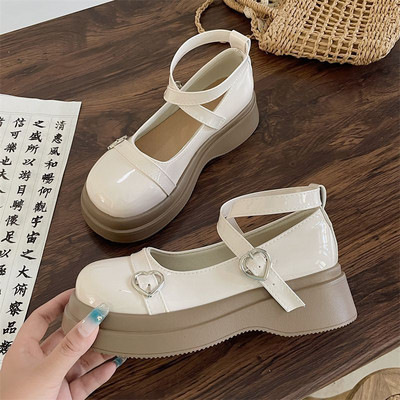 Női cipő magas platformmal és csattal