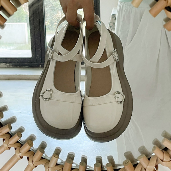 Női cipő magas platformmal és csattal