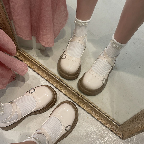 Női cipő magas platformmal és csattal