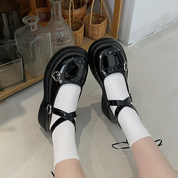 Női cipő magas platformmal és csattal