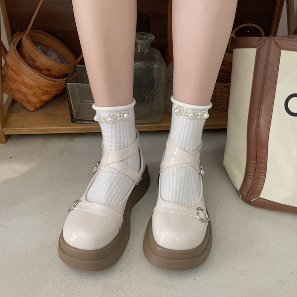 Női cipő magas platformmal és csattal