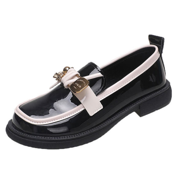 Γυναικεία κομψά παπούτσια με μεταλλικά στοιχεία