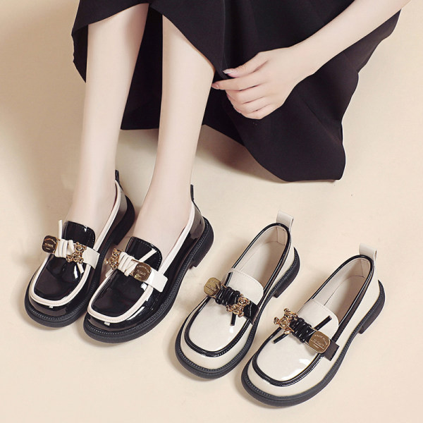 Γυναικεία κομψά παπούτσια με μεταλλικά στοιχεία