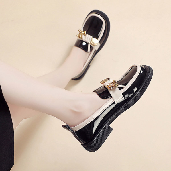 Γυναικεία κομψά παπούτσια με μεταλλικά στοιχεία