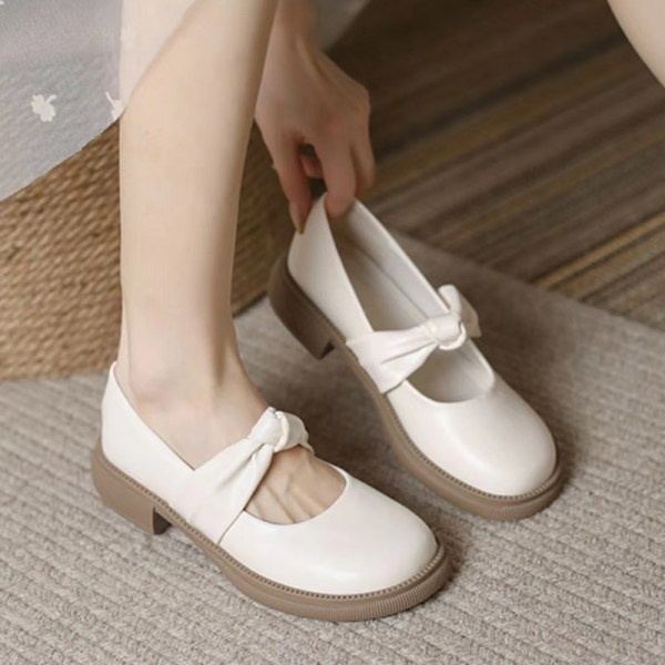 Ikdienas sieviešu apavu modelis divās krāsās