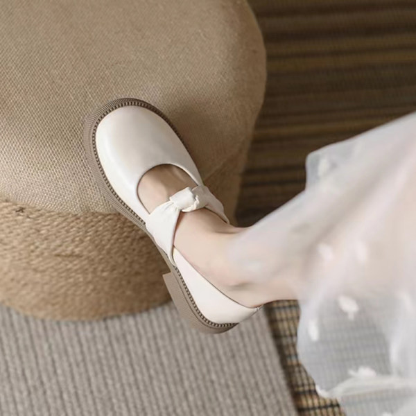 Ikdienas sieviešu apavu modelis divās krāsās