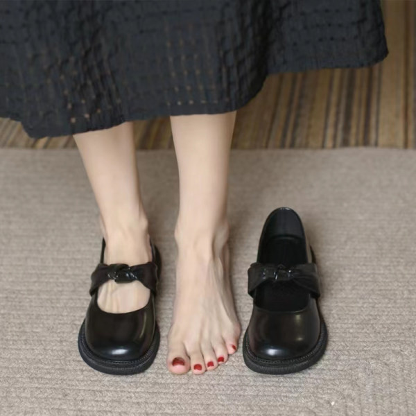 Ikdienas sieviešu apavu modelis divās krāsās