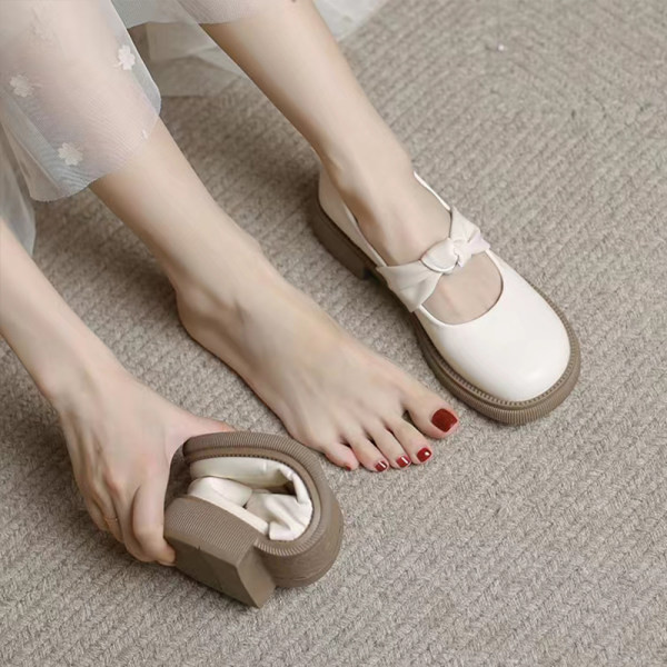 Ikdienas sieviešu apavu modelis divās krāsās