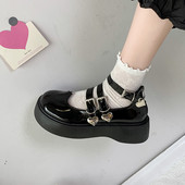 Γυναικεία μαύρα παπούτσια με μεταλλικά στοιχεία