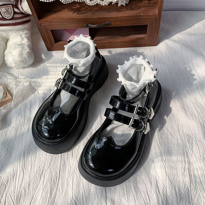 Γυναικεία μαύρα παπούτσια με μεταλλικά στοιχεία