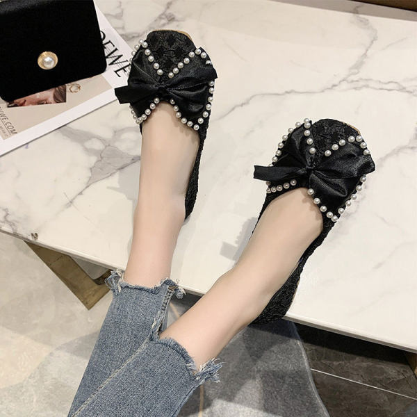 Sieviešu apavu ikdienas modelis ar lenti, mežģīnēm un pērlēm