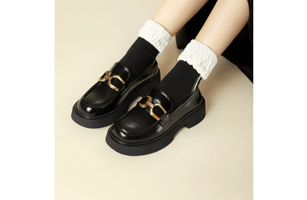 Γυναικεία παπούτσια με πλατφόρμα και μεταλλικό στοιχείο