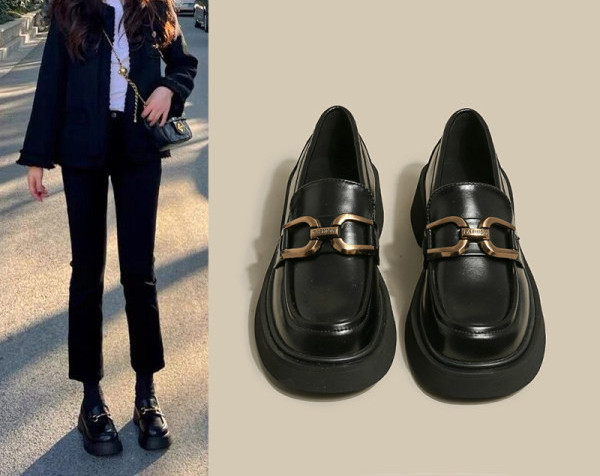 Γυναικεία παπούτσια με πλατφόρμα και μεταλλικό στοιχείο