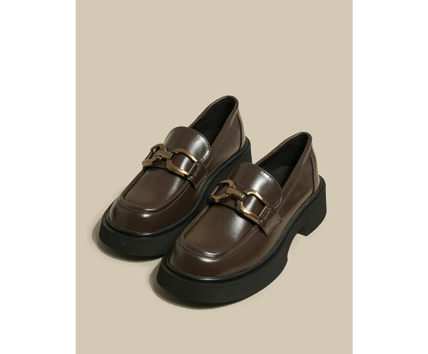 Γυναικεία παπούτσια με πλατφόρμα και μεταλλικό στοιχείο