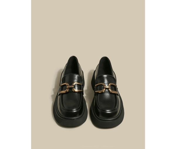 Γυναικεία παπούτσια με πλατφόρμα και μεταλλικό στοιχείο