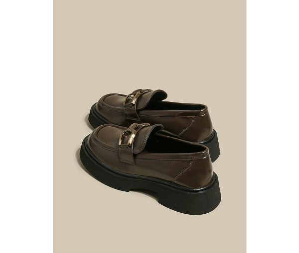 Γυναικεία παπούτσια με πλατφόρμα και μεταλλικό στοιχείο