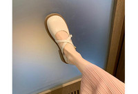 Tīrs sieviešu apavu modelis no eko ādas ar metāla sprādzi