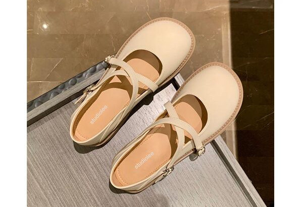 Tīrs sieviešu apavu modelis no eko ādas ar metāla sprādzi