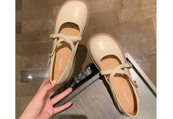 Tīrs sieviešu apavu modelis no eko ādas ar metāla sprādzi