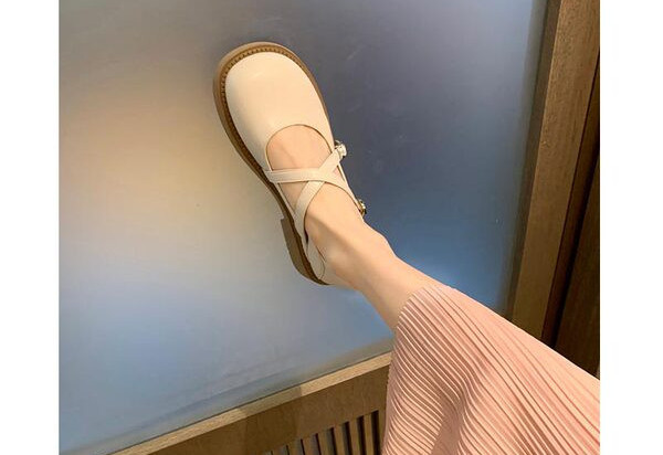 Tīrs sieviešu apavu modelis no eko ādas ar metāla sprādzi