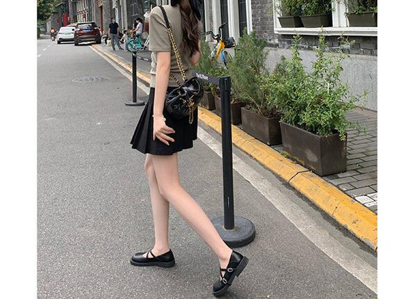 Tīrs sieviešu apavu modelis no eko ādas ar metāla sprādzi