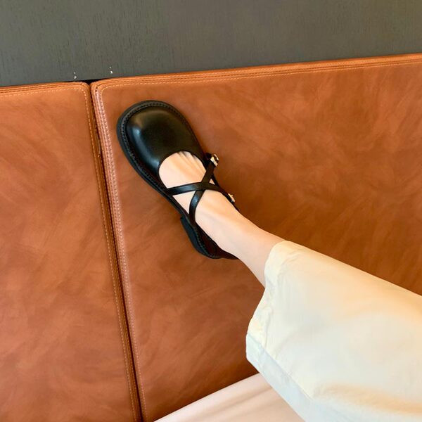 Tīrs sieviešu apavu modelis no eko ādas ar metāla sprādzi