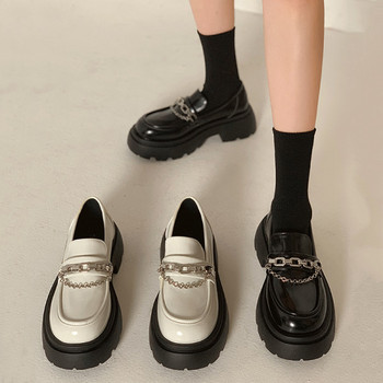 Γυναικεία παπούτσια τύπου μοκασίνι από οικολογικό δέρμα με μεταλλικά στοιχεία και τακούνι