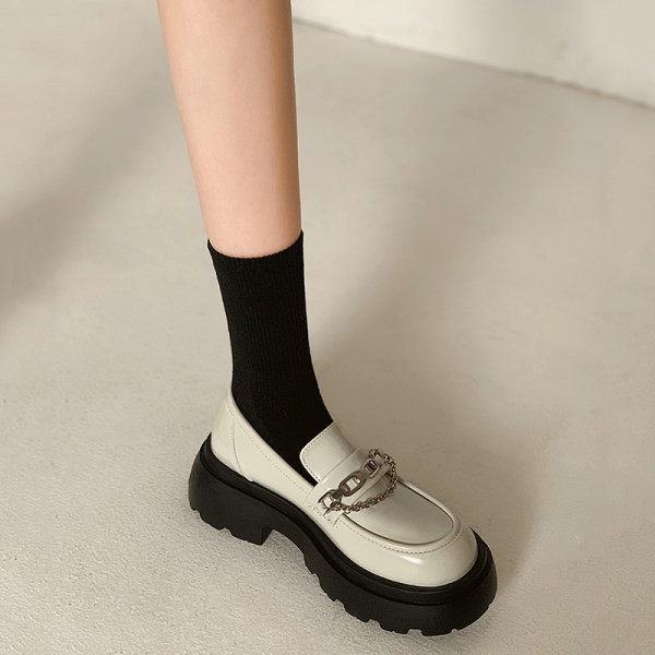 Női mokaszin típusú cipő eko bőrből, fém elemekkel és sarokkal