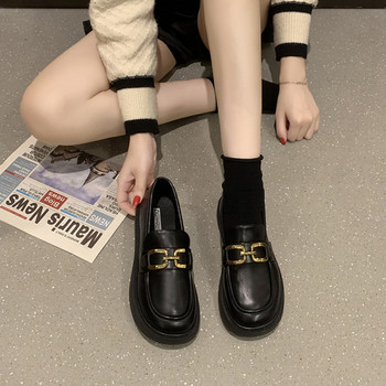 Γυναικεία παπούτσια τύπου ρετρό μοκασίνι με μεταλλικά στοιχεία