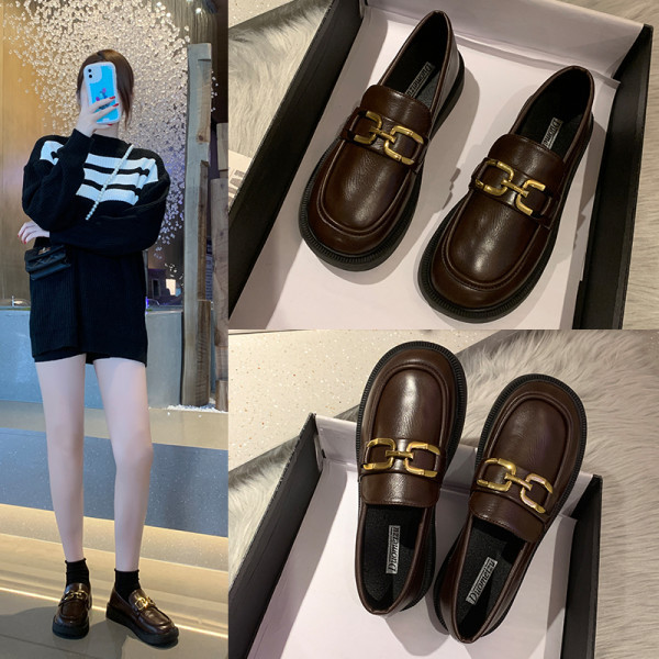 Moteriški retro mokasino tipo batai su metaliniais elementais