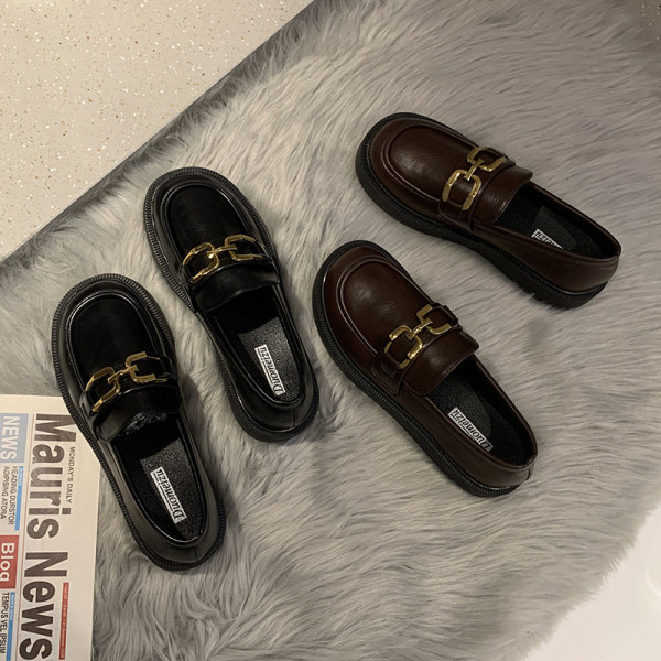 Moteriški retro mokasino tipo batai su metaliniais elementais